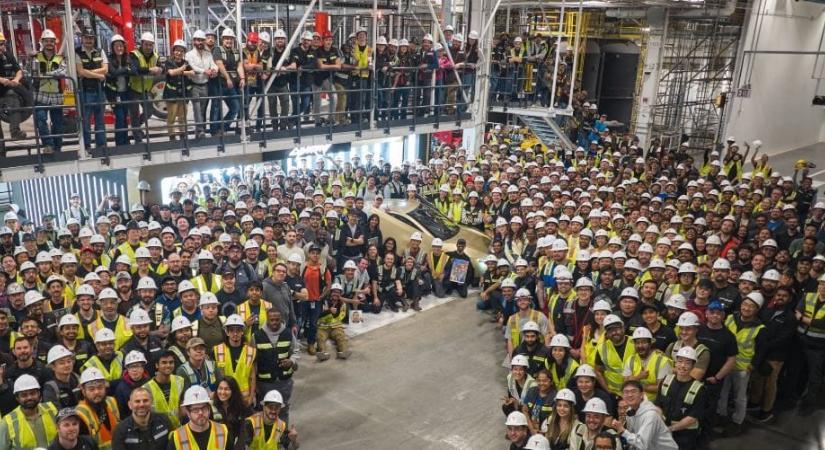 Már gyártja a Tesla az önvezető Cybercabet, de egyelőre senki sem veheti meg