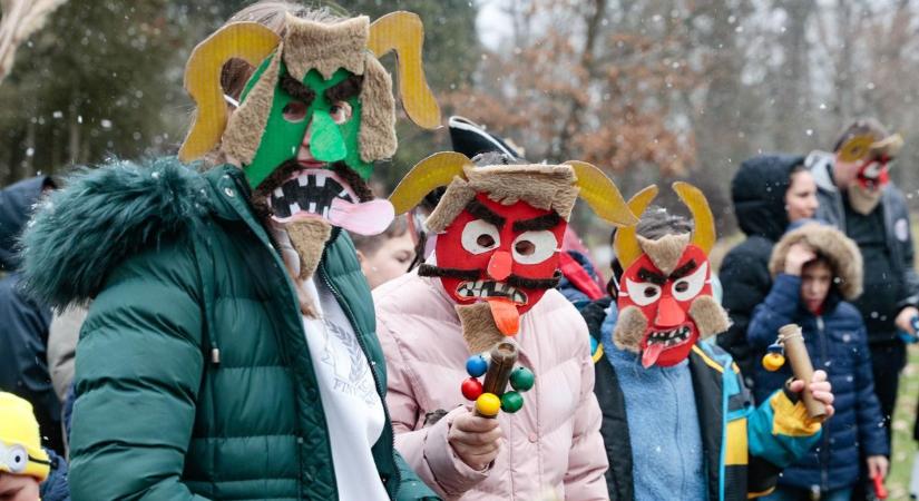 Strucctánccal és kiszebábégetéssel búcsúztatták a telet Rum-Kastélyban (fotók, videó)