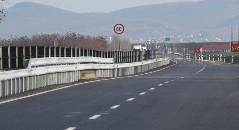 Mutatjuk, mi sokkolja az autósokat a halálkanyarnál a 37-es úton