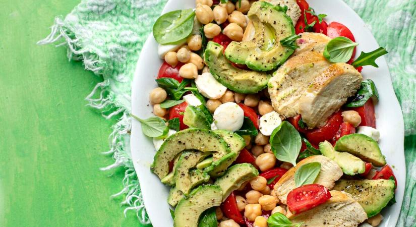 Csicseriborsós-avokádós caprese saláta csirkemellel