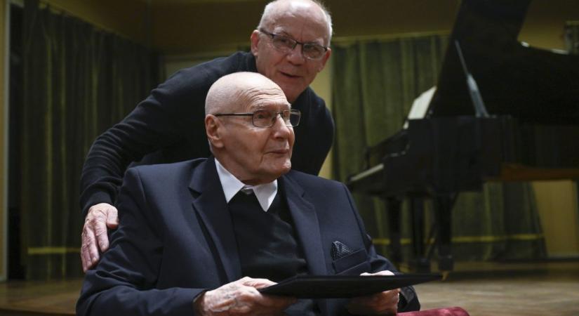 Kurtág szól a villamoson Budapesten a zeneszerző századik születésnapja alkalmából