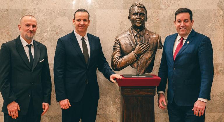 A Mi Hazánk Mozgalom bronzszobrot ajándékoz Charlie Kirk emlékére a néhai influenszer családjának