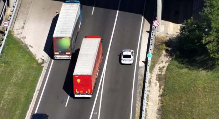 Szétcsaptak az egymást előzgető kamionosok között az M7-esen