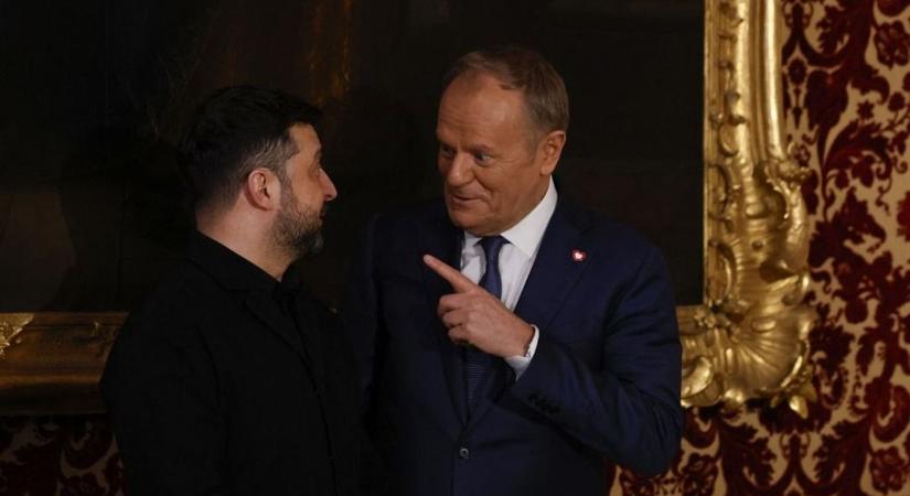Zelenszkij állva tapsolt, amikor meghallotta a lengyelek nyilatkozatát: Tusk kész megadni Ukrajnának, amit a magyarok megtagadtak