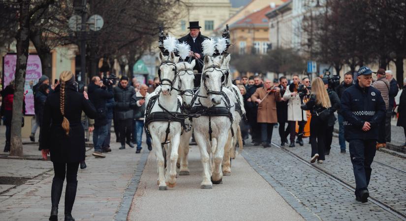 Aranyszínű koporsó, fehér lovak és cigányzene – eltemették Kassán a roma királyt (GALÉRIA)