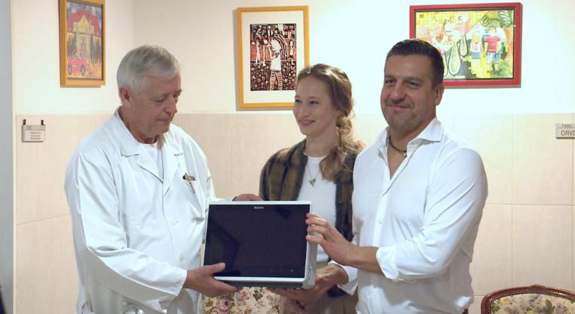 Korszerű eszközt kapott a debreceni gyermekklinika, Tenki Réka és Csányi Sándor is adományozott a kis betegnek