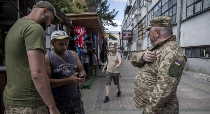 Újabb felvételen, ahogy egy kisbuszba rángatnak egy férfit a sorozók Ukrajnában