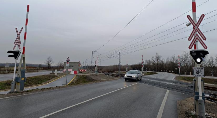 Figyelmeztet a MÁV-csoport: élesítik a fénysorompókat a Budapest–Belgrád-vasútvonalon – videó