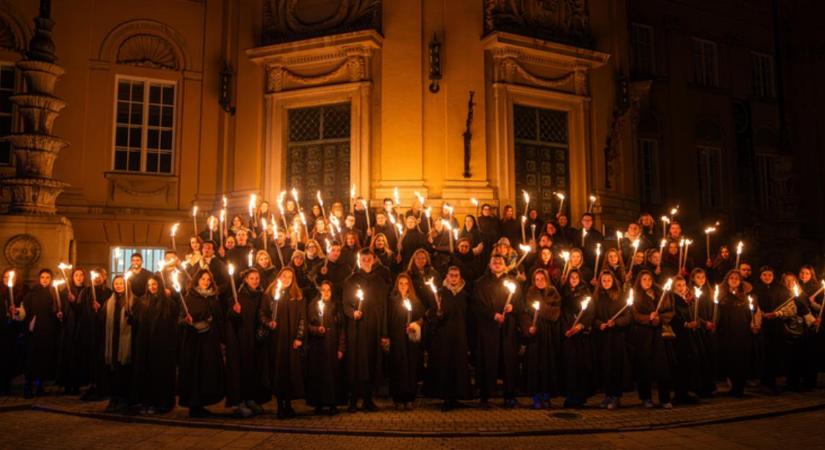 Fáklyákkal búcsúztak az alma matertől a debreceni joghallgatók