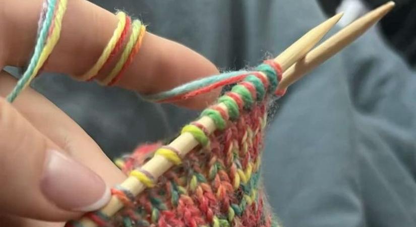 Mesebolt Bábszínház: Vegyük fel a fonalat, kössünk sálat Konzerv Konrádnak!