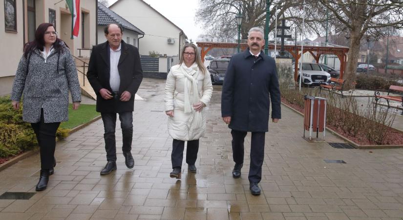 260 millió Kápolnásnyékre, 120 millió Vértesacsára – Új gyalogátkelők és árvízvédelem erősíti a térség biztonságát