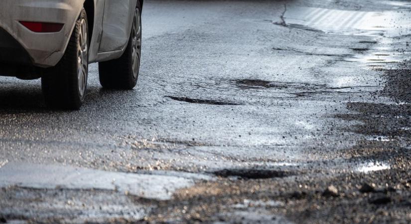 Fel van adva a lecke a közútkezelőnek: idén kétszer annyi kátyút észleltek az utakon, mint tavaly