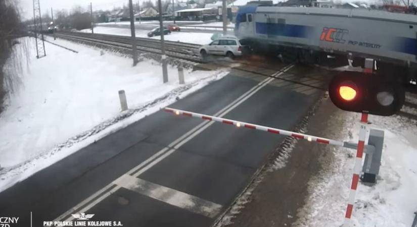 Videó: oda-vissza darabokra tépett két vonat egy átjáróban ragadt autót Lengyelországban