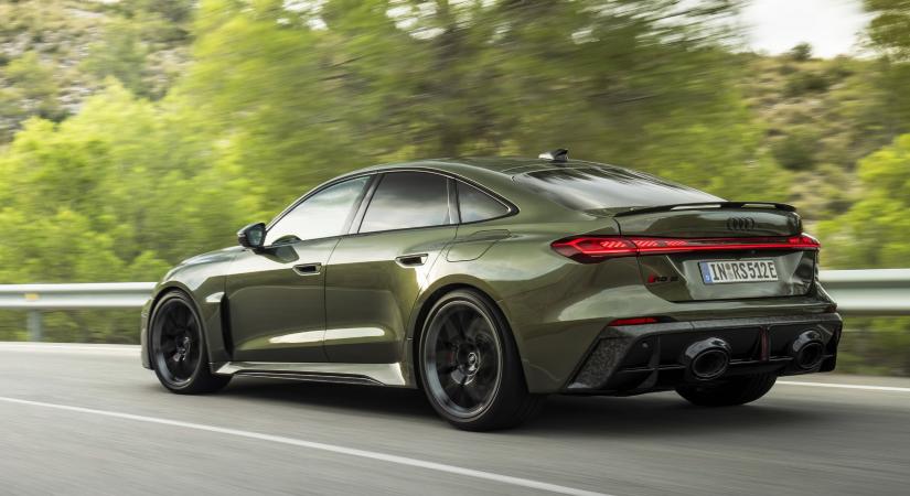 Megépítette első sporthibridjét az Audi