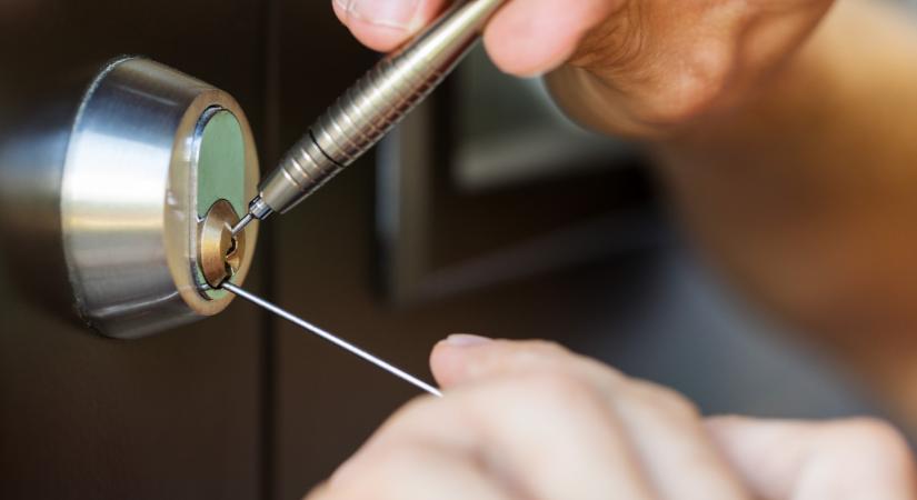 Új módszere van a budapesti betörőknek: így jutnak be nyom nélkül a biztonsági ajtókon is, bárki lakását kifoszhatják