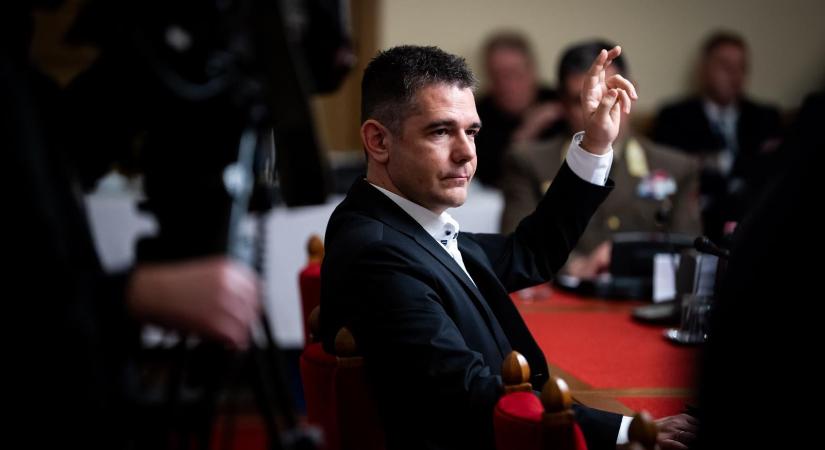 Nem tetszett Novák Elődnek a sokszínűséget hirdető kóla a parlament bizottsági ülésein, ásványvíz került a helyére