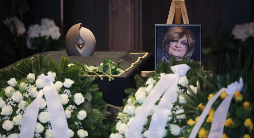 Elkezdődött Voith Ági temetése, megérkeztek az első fotók