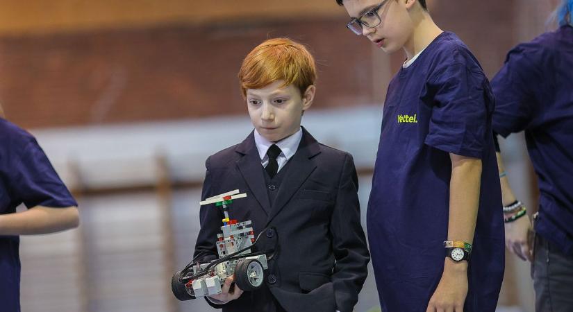 Győrből a világversenyig? - Robotikacsatát rendeztek a Bercsényiben - fotók