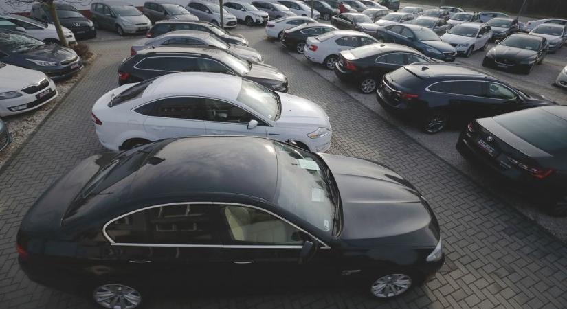 Dörzsöli a tenyerét a nepper, ha ezeket benézed a placcon – így játszd ki a kártyákat, ha használt autót veszel