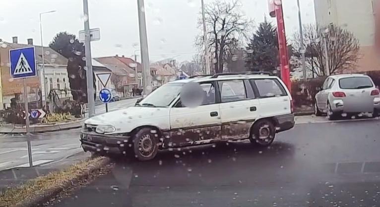 A Penny-parkoló kanyarja is kifogott a részeg sofőrön, aki épp egy rendőrautó előtt ment neki a villanyoszlopnak