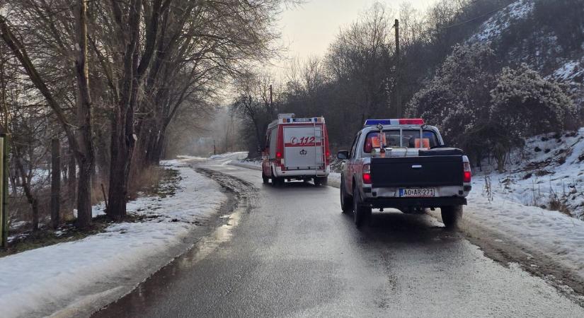 Felborult egy kisbusz Dobogókőnél, forgalmi akadály van érvényben a forgalmas úton