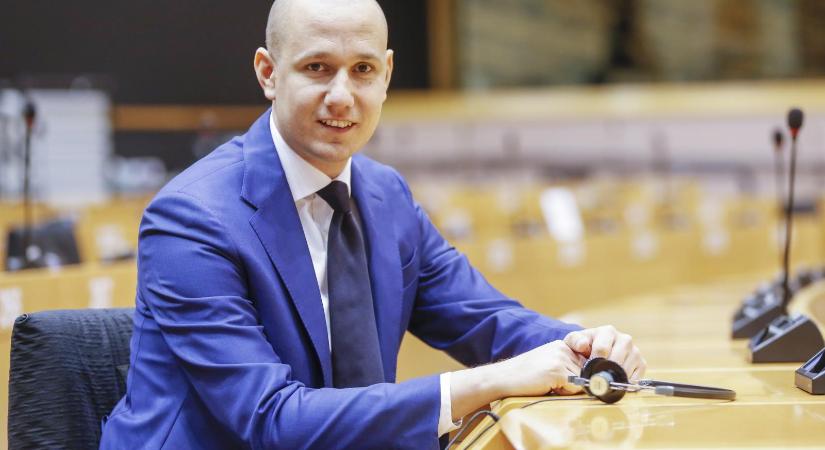 Gödi akkugyár: a kormányhivatal előtt tiltakoztak DK-s politikusok és aktivisták