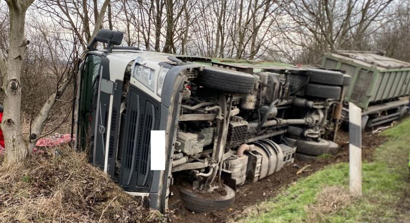 Árokba borult egy kamion a 61-es főúton Előszállásnál