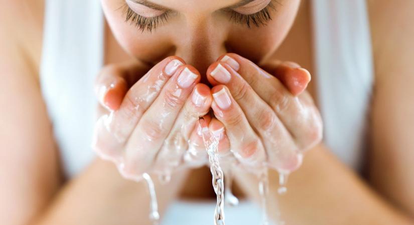 A szakértők figyelmeztetnek: a hideg vizes arcmosás sokat árthat a bőrnek