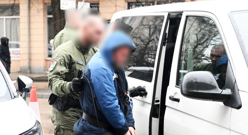 Így érkezett meg a bíróságra, letartóztatták a szolnoki gyilkosság gyanúsítottját – galériával