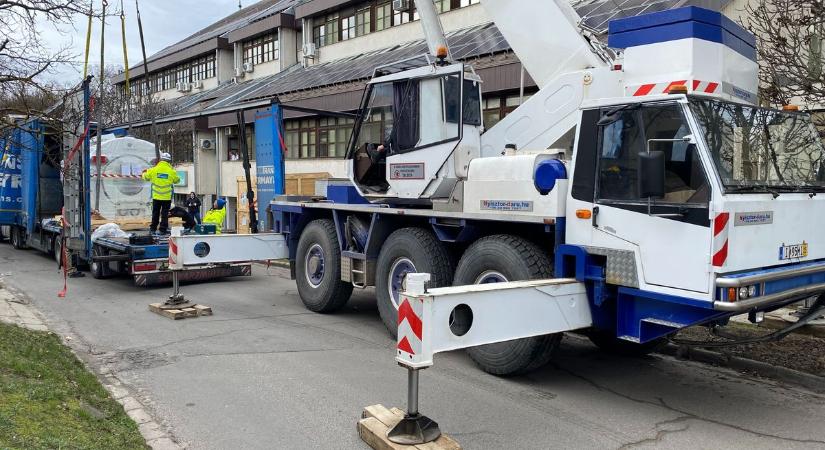 Daru emelte be az új 4 tonnás MR-t a bajai kórházhoz – fotók, videó