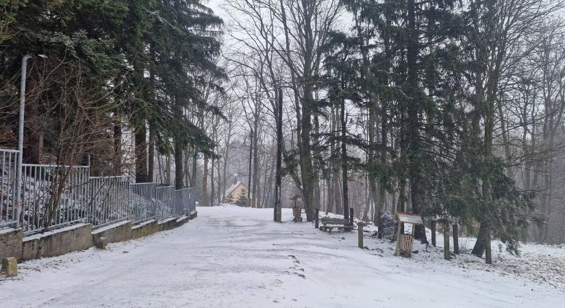 Fehérbe borult az ország csúcsa – friss fotók érkeztek a Kékestetőről