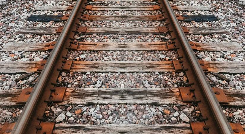 Életét adta egy 12 éves kislányért: vonat gázolta el a hős férfit