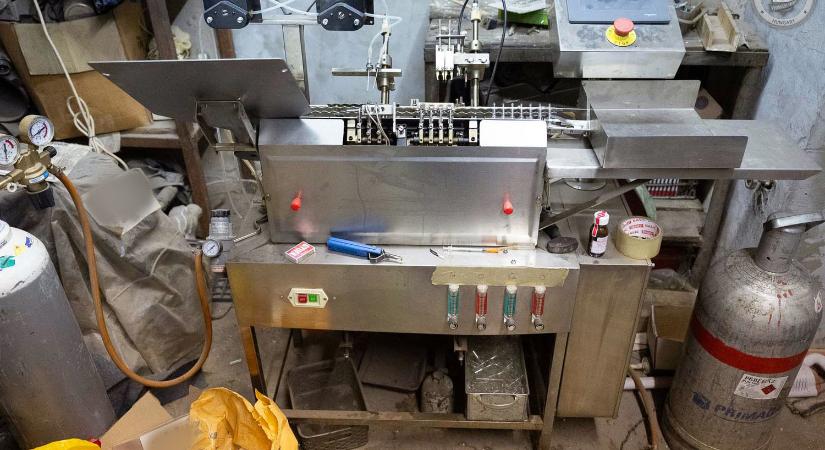 Engedély nélkül gyártott immunerősítőnek mondott „gyógyszerekkel” kezelték a daganatos betegeket – videó