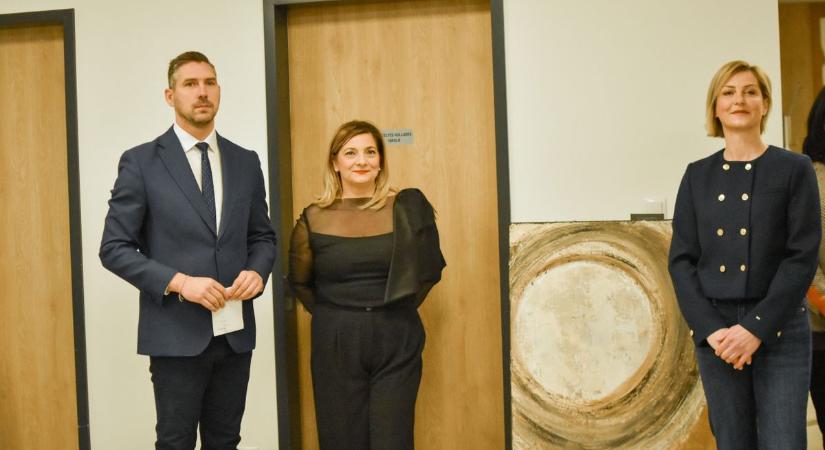 Amikor a művészet belép a klinika falai közé – különleges tárlat nyílt a zalai városban (galéria)