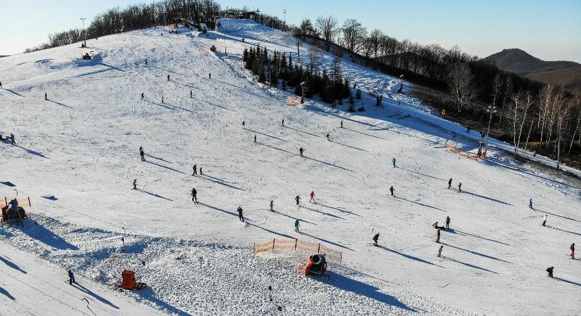 Most érdemes síelni: a tél legnagyobb havazása jöhet a Mátrába