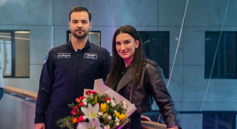 Vajon kinek szánta? Hatalmas virágcsokorral tűnt fel Kapu Tibor