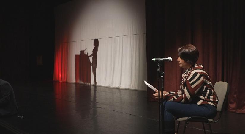 Zene, árnyjáték és animáció: színpadon a Fényre írt szó