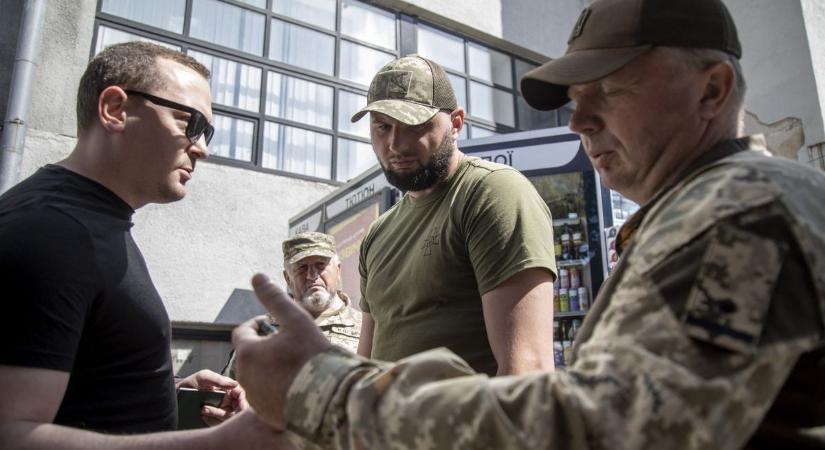 Erőszakos sorozás Ukrajnában – újabb sokkoló videó mutatja be a napi valóságot