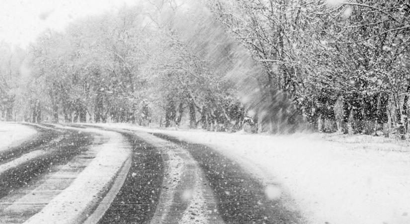 Megérkezett a havazás a térségbe: útlezárás és terelések nehezítik a közlekedést