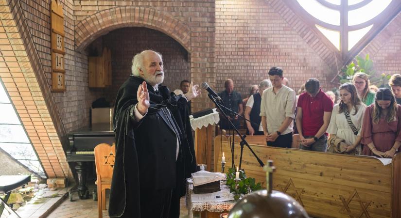 Kikapcsolták az áramot Iványi Gábor parókiáján és templomában