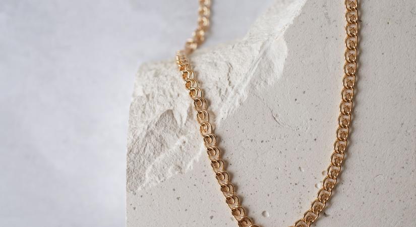 Arany nyakláncot rabolt Tiszaújvárosban