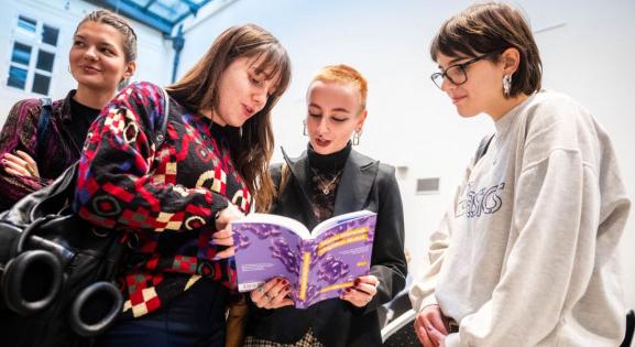 Mitől érdekes egy gimnazista élettörténete? – A Népszava közérzeti antológiájáról