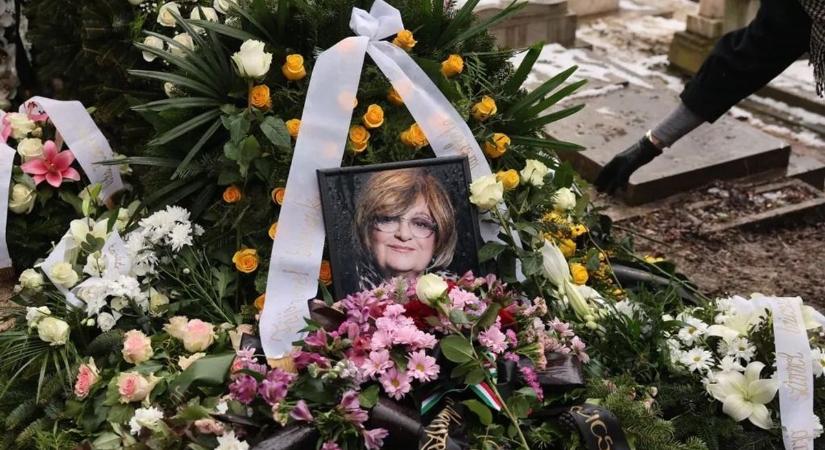 Különleges urnában helyezték végső nyugalomra Voith Ágit - fotók a temetésről