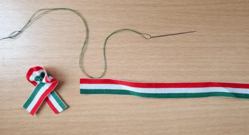 Székelyföldön 200 ezer kokárdát varratnak a szakkörökkel – felülről szóltak le, hogy határidőre kellenek