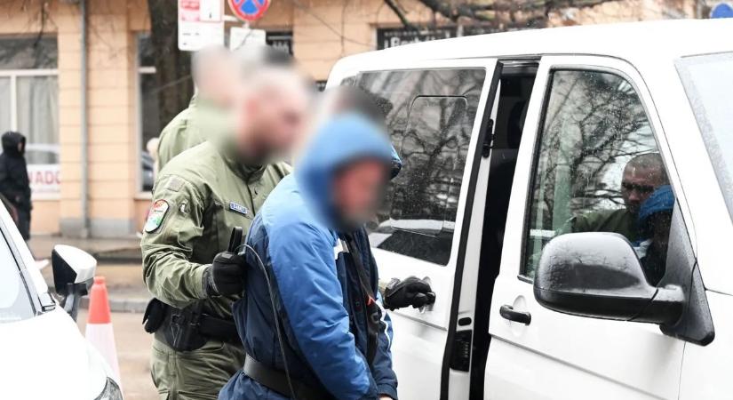 Szolnoki gyilkosság: pénzért végzett a 79 éves férfival, bilincsben vitték a bíróságra – galériával