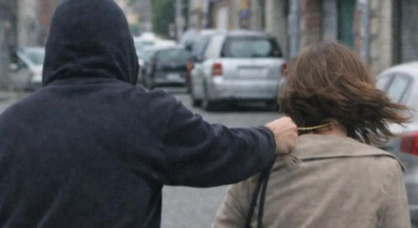 Fényes nappal támadták meg a nőt a nyakában lévő aranyláncért