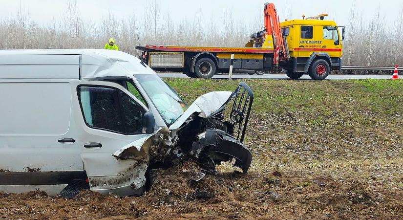 Kamion hátuljába rohant egy kisteherautó az M5-ös autópályán – galériával