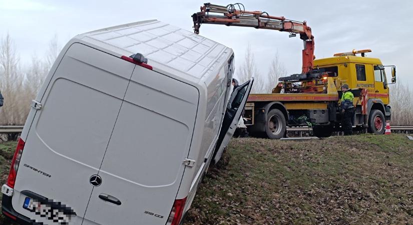 Kamionnak ütközött egy kisteherautó, felvételeken mutatjuk a baleset helyszínét