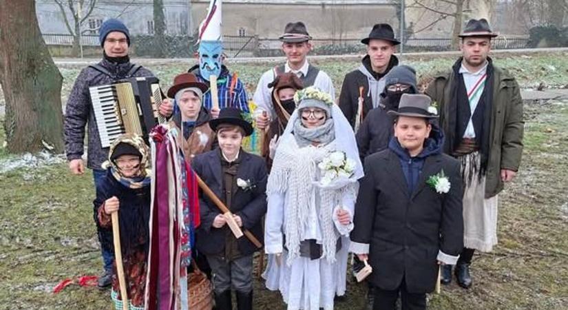 Mentek és kentek, néptáncos legények éltetik a mihályi bohócjárás hagyományát - fotók