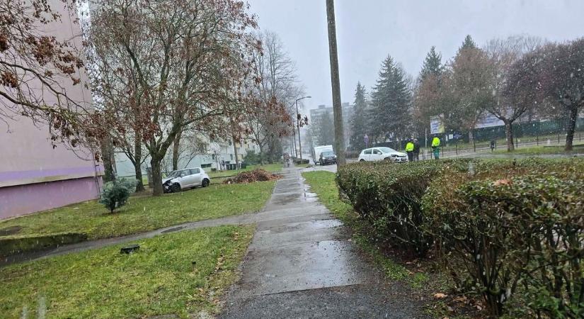 Délutáni baleset Egerben: két autó karambolozott a belváros közelében